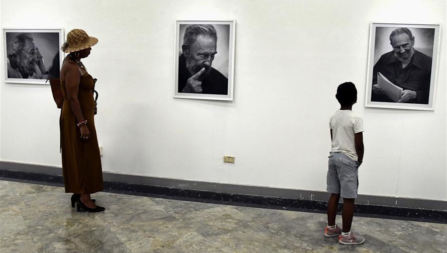 La muestra se compone de 20 fotos de Fidel Castro captadas en el momento en que el hálito de reflexión irradia su rostro en expresiones que pudiéramos considerar familiares, o domésticas, aunque no todas pertenecen a ese ámbito.