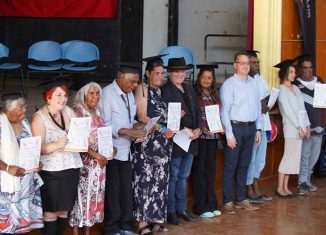 Los nuevos letrados, nativos de la comunidad de Collarenebri, en el noroeste de Nueva Gales del Sur, recibieron los certificados correspondientes en un acto al que asistió el embajador de la mayor de las Antillas, Ariel Lorenzo.