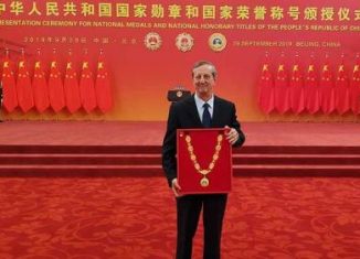 El diplomático recibió la distinción en una ceremonia efectuada en el Gran Palacio del Pueblo de Beijing, donde además fueron reconocidas otras 41 figuras nacionales y extranjeras.