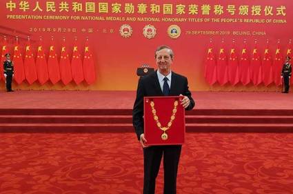 El diplomático recibió la distinción en una ceremonia efectuada en el Gran Palacio del Pueblo de Beijing, donde además fueron reconocidas otras 41 figuras nacionales y extranjeras.