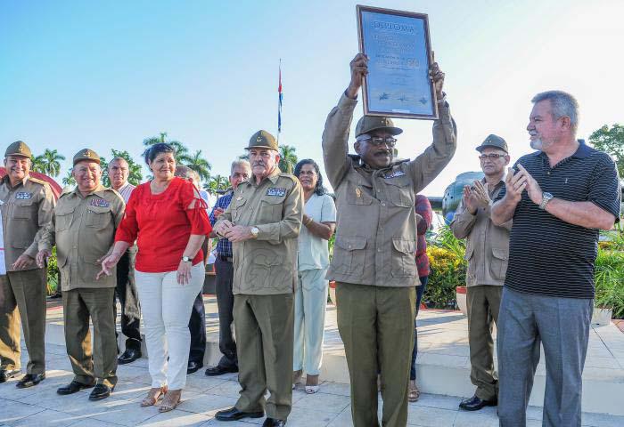 El coronel Salvador Mengana Caballero, jefe de regimiento de aviación de la guardia Playa Girón, Orden Antonio Maceo, recibió el reconocimiento por los 60 años de esa unidad