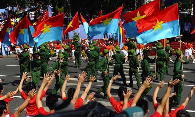 El 2 de septiembre de 1945, el presidente Ho Chi Minh leyó en la capitalina plaza Ba Dinh la Declaración de Independencia de Vietnam frente al derrotado colonialismo francés.