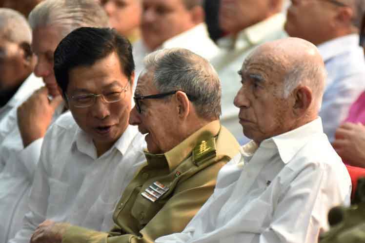 La ceremonia, celebrada en la Sala Universal de las FAR, reunió también a representantes de la embajada china en la Isla, estudiantes de ese país y miembros del Cuerpo Diplomático acreditado en la Mayor de las Antillas.