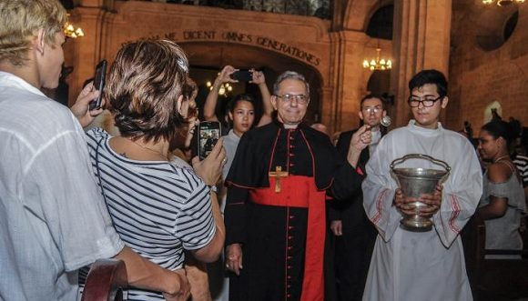 Su eminencia llegó desde Roma en la noche de este miércoles a la Basílica Menor y Santuario Diocesano de Nuestra Señora de la Caridad, para encomendar su nueva misión a la Virgen.