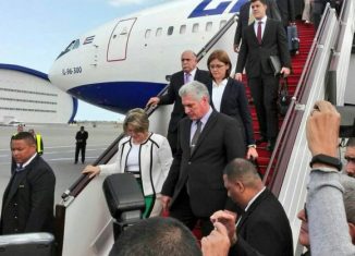 Al pie de la escalerilla del avión lo esperaba el Vice Primer Ministro, Ali Ahmadov, y el canciller cubano Bruno Rodríguez Parrilla.