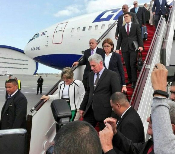 Al pie de la escalerilla del avión lo esperaba el Vice Primer Ministro, Ali Ahmadov, y el canciller cubano Bruno Rodríguez Parrilla.