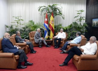 En un ambiente cordial dialogaron sobre las positivas relaciones existentes entre los dos países, basadas en lazos históricos, familiares y culturales, y expresaron la voluntad de continuar trabajando por su fortalecimiento.