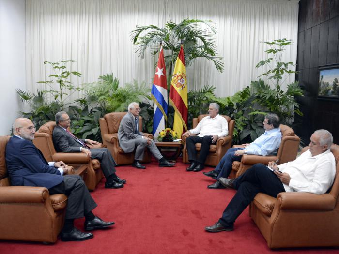 En un ambiente cordial dialogaron sobre las positivas relaciones existentes entre los dos países, basadas en lazos históricos, familiares y culturales, y expresaron la voluntad de continuar trabajando por su fortalecimiento.