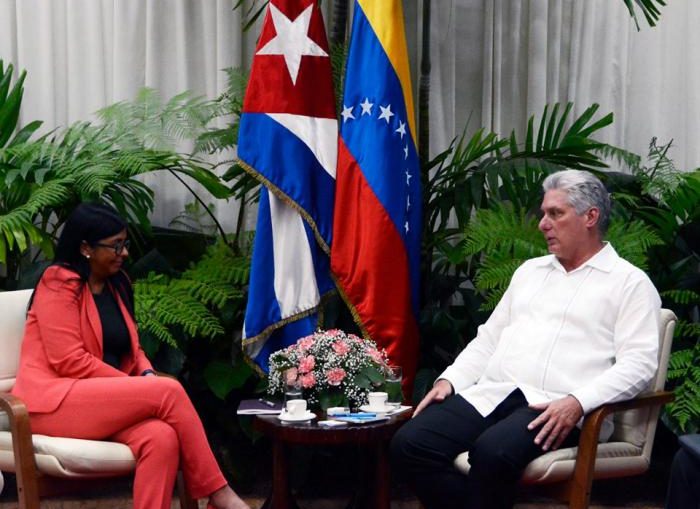Durante el fraternal encuentro, se intercambió sobre la marcha de los compromisos bilaterales en materia de cooperación entre Cuba y Venezuela, así como sobre la reciente celebración del 74 periodo ordinario de sesiones de la Asamblea General de la onu y otros temas de interés.