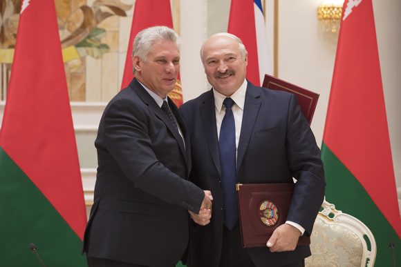 Lukashenko destacó las visitas que los dos han realizado antes a sus respectivos países, lo que les permitió conocerse previo a este encuentro.