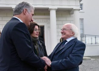 Al apretón de manos entre los mandatarios y sus esposas, siguieron los himnos nacionales, el pase de revista a las tropas formadas en honor del visitante y un encuentro con alumnos de tercer grado del St Mary’s Senior National School.