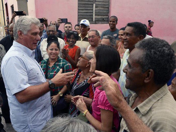 El mandatario cubano agradeció los textos aportados por las personas en el sitio de la Presidencia. Expresó además que cada idea transmite entusiasmo, responsabilidad ciudadana y compromiso.