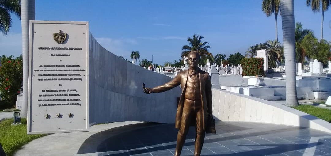 La estatua es obra del escultor Julio César Carmenate y el arquitecto José A. Limonta, cuya propuesta fue seleccionada en un concurso nacional convocado por el Consejo para el Desarrollo de la Escultura Monumentaria y Ambiental.