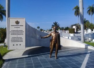 La estatua es obra del escultor Julio César Carmenate y el arquitecto José A. Limonta, cuya propuesta fue seleccionada en un concurso nacional convocado por el Consejo para el Desarrollo de la Escultura Monumentaria y Ambiental.