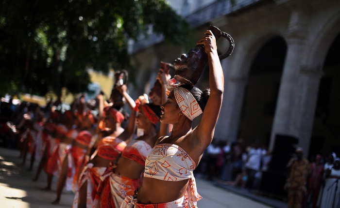 El objetivo de promocionar y comercializar productos culturales los cuales puedan generar interés en el público francés, entre ellos festivales, conciertos, talleres y clases de baile y música.