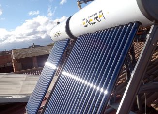 Un equipo que convierte la energía radiante del sol en calor, el cual se utiliza para elevar la temperatura de un recipiente de agua sin consumir gas o electricidad,