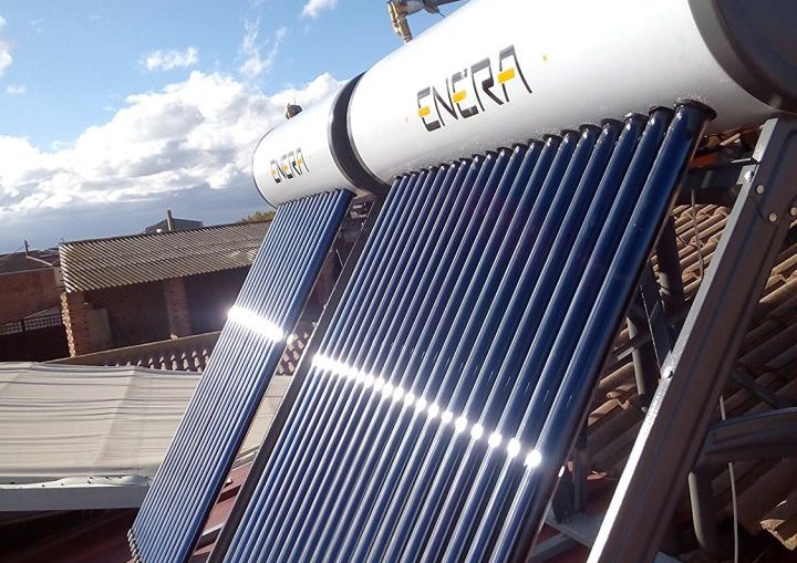 Un equipo que convierte la energía radiante del sol en calor, el cual se utiliza para elevar la temperatura de un recipiente de agua sin consumir gas o electricidad,