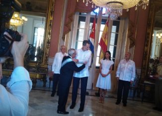 En el Palacio de los Capitanes Generales, el jefe de Estado español, entregó al Museo de la Ciudad el Pendón, tejido a mano, con el escudo de La Habana. Los monarcas recibieron una réplica de la Giraldilla, símbolo de la ciudad.
