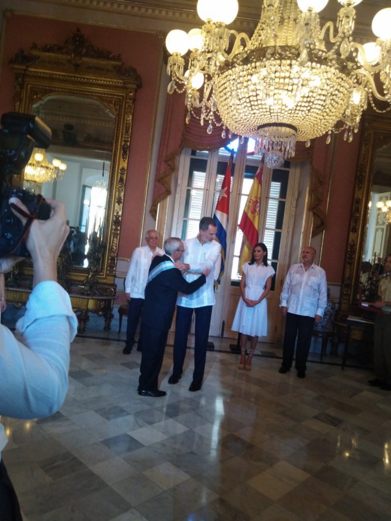 En el Palacio de los Capitanes Generales, el jefe de Estado español, entregó al Museo de la Ciudad el Pendón, tejido a mano, con el escudo de La Habana. Los monarcas recibieron una réplica de la Giraldilla, símbolo de la ciudad.