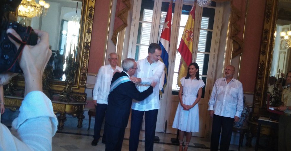 En el Palacio de los Capitanes Generales, el jefe de Estado español, entregó al Museo de la Ciudad el Pendón, tejido a mano, con el escudo de La Habana. Los monarcas recibieron una réplica de la Giraldilla, símbolo de la ciudad.