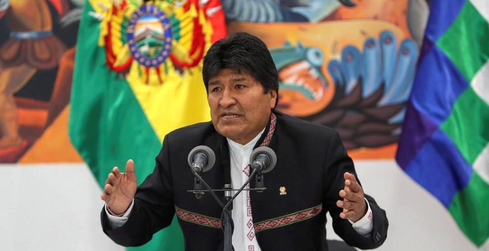 El mandatario de Bolivia en la tarde de este domingo anunció en una intervención transmitida en directo por la televisión su renuncia al cargo para evitar la escalada de violencia, los ataques y agresiones promovidas por los opositores Carlos Mesa y Fernando Camacho.