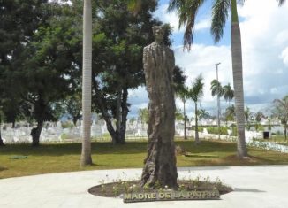 Los restos de Mariana Grajales están en el cementario Santa Ifigenia de Santiago de Cuba, donde recibió este miércoles homenajes de autoridades de esa provincia, y en particular de Rosmery Santiesteban, segunda secretaria de la Federación de Mujeres Cubanas.