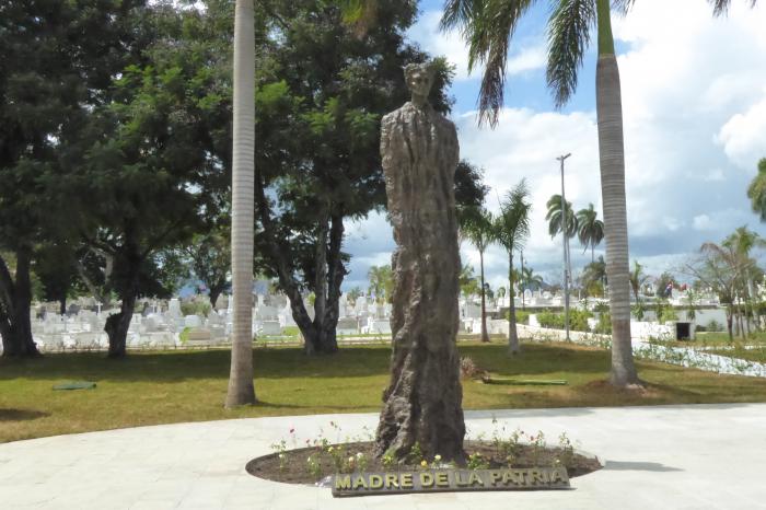 Los restos de Mariana Grajales están en el cementario Santa Ifigenia de Santiago de Cuba, donde recibió este miércoles homenajes de autoridades de esa provincia, y en particular de Rosmery Santiesteban, segunda secretaria de la Federación de Mujeres Cubanas.