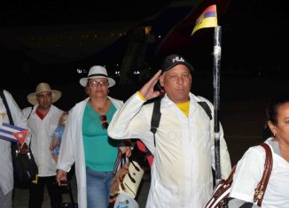 A las 3:00 am aterrizó en el aeropuerto Internacional Antonio Maceo, de Santiago de Cuba, el avión con 173 especialistas vestidos con las propias batas blancas con las que salvaron miles de vidas en zonas intrincadas de Ecuador.