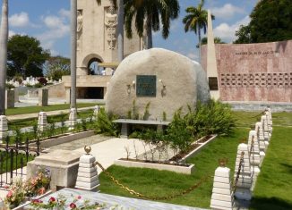 El General de Ejército Raúl Castro Ruz, le encomendó la tarea al arquitecto Eduardo H. Lozada León, quien junto a su esposa, la también arquitecta Marcia Pérez Mirabal, realizó la concepción del recinto.