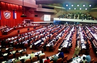 Se requiere ser diputado a la Asamblea Nacional, haber cumplido 35 años de edad, hallarse en pleno goce de los derechos civiles y políticos, ser ciudadano cubano por nacimiento y no tener otra ciudadanía.