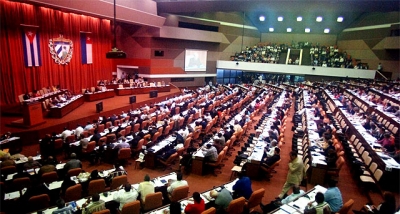 Se requiere ser diputado a la Asamblea Nacional, haber cumplido 35 años de edad, hallarse en pleno goce de los derechos civiles y políticos, ser ciudadano cubano por nacimiento y no tener otra ciudadanía.