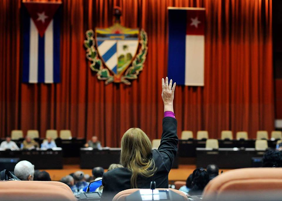 Dirigir, coordinar y controlar la labor de las estructuras organizativas de la Administración Provincial y, en el marco de su competencia, dictar disposiciones normativas y adoptar las decisiones que correspondan.