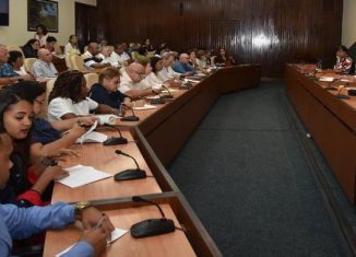 En el encuentro, el cual se suma a otros similares que sostuvo Díaz-Canel en septiembre y noviembre pasado con una representación de profesores de Historia, dialogaron sobre la forma de cómo motivar el interés por la Matemática y la Física.