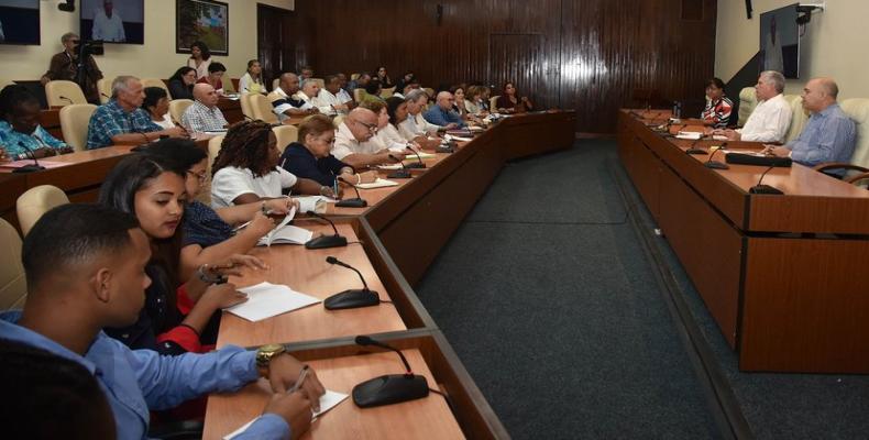 En el encuentro, el cual se suma a otros similares que sostuvo Díaz-Canel en septiembre y noviembre pasado con una representación de profesores de Historia, dialogaron sobre la forma de cómo motivar el interés por la Matemática y la Física.