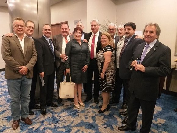 En la reunión, con una representación de empresarios que apuestan por el fortalecimiento de las relaciones mutuas, el presidente cubano agradeció al empresariado argentino que pese al bloqueo de Estados Unidos apuesta por las relaciones comerciales con Cuba.