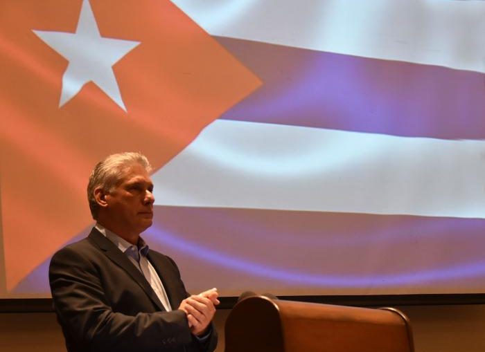 Como una muestra de los estrechos vínculos que mantiene la Isla con los cubanos residentes en el exterior, el presidente mencionó el exitoso programa de becarios para la comunidad cubana en el exterior.