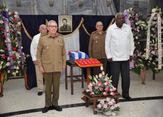 La primera guardia de honor, a cargo del General de Ejército y de los miembros del Buró Político Esteban Lazo Hernández, presidente de la Asamblea Nacional del Poder Popular y del Consejo de Estado; José Ramón Machado Ventura, Segundo Secretario del Partido, y el General de Cuerpo de Ejército Ramón Espinosa Martín,