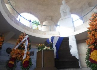 Ofrendas florales a nombre del General de Ejército Raúl Castro Ruz; del Presidente de la República, Miguel Díaz-Canel Bermúdez, y del pueblo de Cuba fueron colocadas en el interior del mausoleo al más universal de los cubanos.
