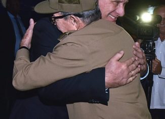 Cercano a la medianoche de este miércoles, el Primer Secretario del Comité Central del Partido Comunista de Cuba dio la bienvenida en el aeropuerto internacional José Martí al Presidente de la República.