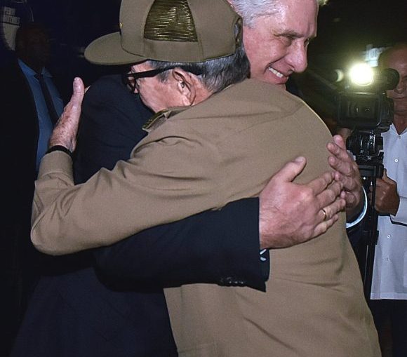 Cercano a la medianoche de este miércoles, el Primer Secretario del Comité Central del Partido Comunista de Cuba dio la bienvenida en el aeropuerto internacional José Martí al Presidente de la República.