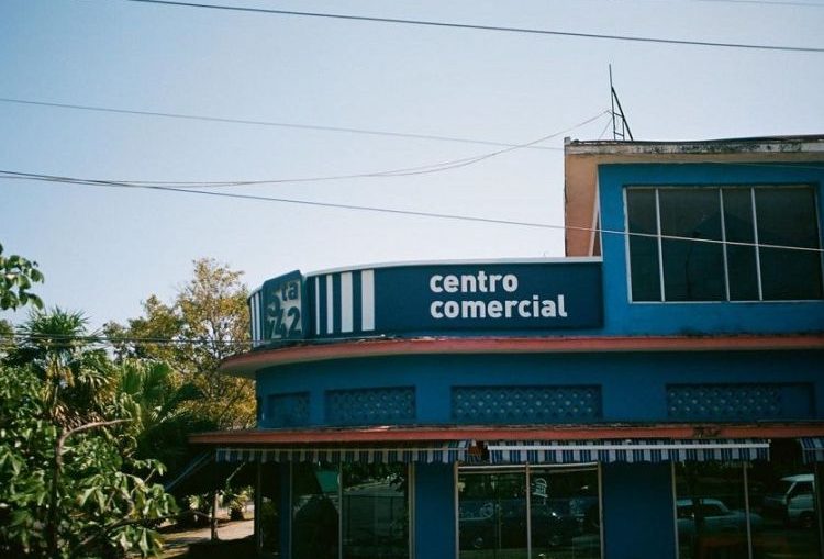 Han sido seleccionadas 2 unidades comerciales en las cadenas de tiendas Panamericanas, Centro Comercial Almendares, ubicada en la esquina de Avenida 41 y Avenida 42; y la otra a la Cadena Tiendas Caribe, Centro Comercial de 5ta. y 42.