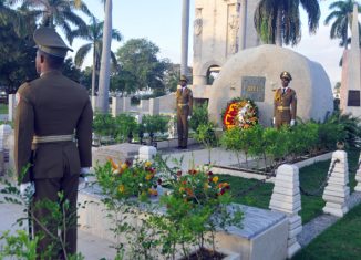 En el acto también se homenajeó al Padre y la Madre de la Patria, Carlos Manuel de Céspedes y Mariana Grajales Cuello; a nuestro Héroe Nacional, I; y a los héroes y mártires de nuestro país que también descansan en el camposanto santiaguero.