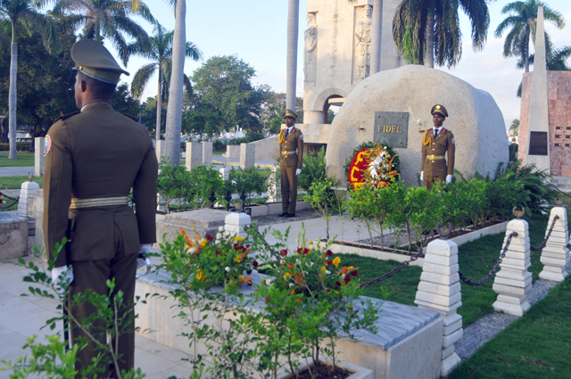 En el acto también se homenajeó al Padre y la Madre de la Patria, Carlos Manuel de Céspedes y Mariana Grajales Cuello; a nuestro Héroe Nacional, I; y a los héroes y mártires de nuestro país que también descansan en el camposanto santiaguero.