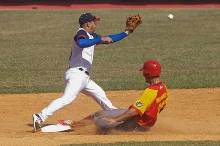 Con un picheo de altos kilates de Yosimar Cousin, los Toros camagüeyanos le dieron el alegrón a la entusiasta fanaticada que colmó el Cándido González y vencieron a los Cocodrilos matanceros 8-0.