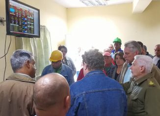 El mandatario cubano comenzó el recorrido por el territorio yayabero por el Central Uruguay del municipio de Jatibonico.