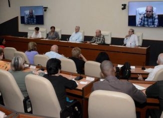 Luego de encuentros similares con claustros de Historia, Matemática y Física, el Presidente cubano se reunió con profesores de Lengua Española y Literatura de la Universidad de Ciencias Pedagógicas.