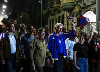 Convocados por los movimientos y organizaciones juveniles, miles de compatriotas se juntaron en la de la Universidad de La Habana para el homenaje al Apóstol.