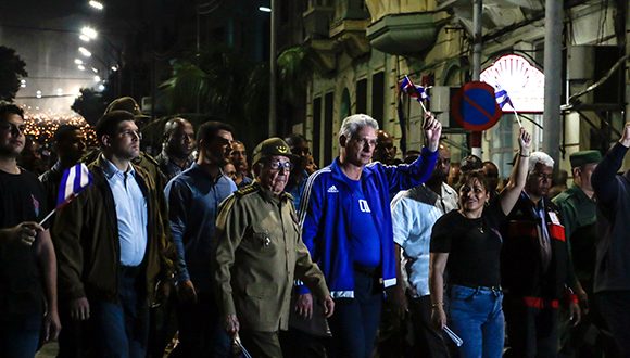 Convocados por los movimientos y organizaciones juveniles, miles de compatriotas se juntaron en la de la Universidad de La Habana para el homenaje al Apóstol.