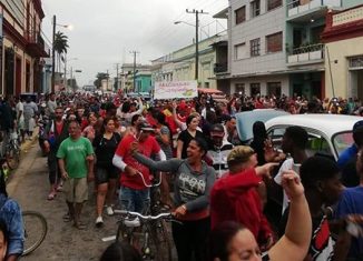 Veintinueve años después de haber tocado el cielo del béisbol cubano con el nombre de Henequeneros, el conjunto de Matanzas alza, ¡al fin!, la corona en el mismo estadio donde había sucedido el milagro por última vez en el milenio pasado.