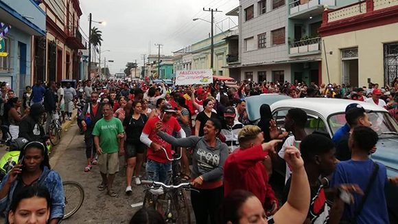 Veintinueve años después de haber tocado el cielo del béisbol cubano con el nombre de Henequeneros, el conjunto de Matanzas alza, ¡al fin!, la corona en el mismo estadio donde había sucedido el milagro por última vez en el milenio pasado.